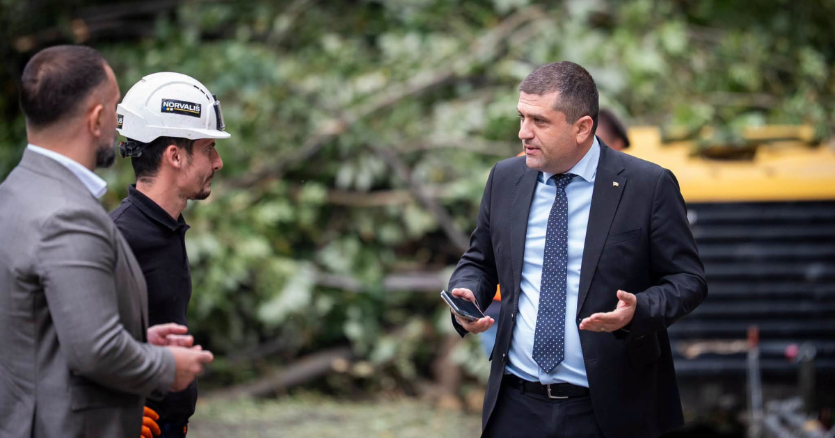 Scandal pe Valea Oltului: Ministrul Radu Miruță a surprins lucrători care priveau râul în timp ce traficul era blocat