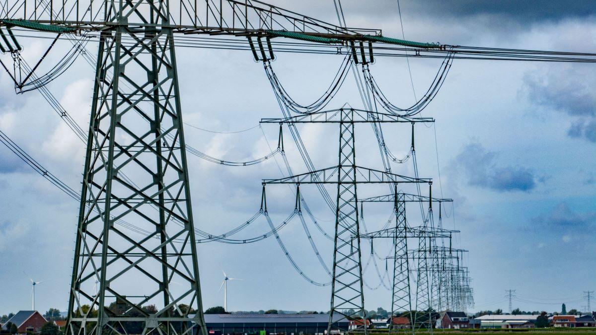 Scandal de mită în sectorul energetic: doi directori sunt arestați pentru 450.000 de euro