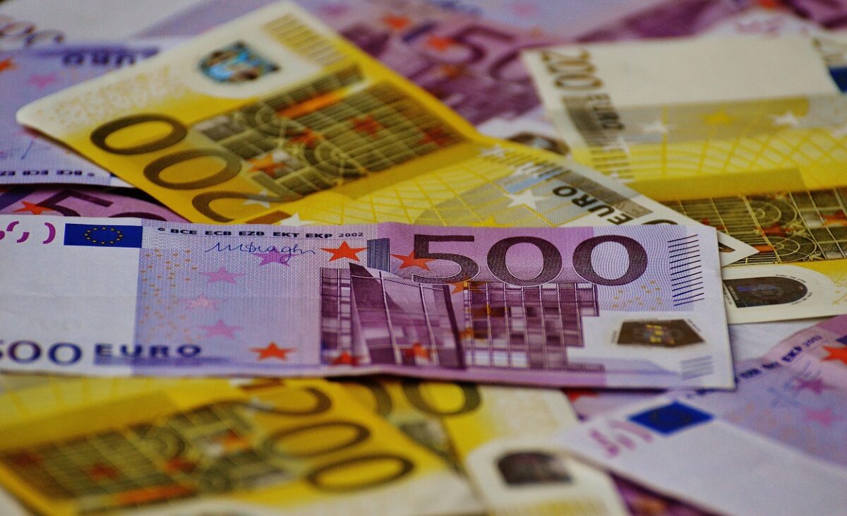 Arestați preventiv doi oameni de afaceri pentru o șpagă de 450.000 de euro în sectorul energetic