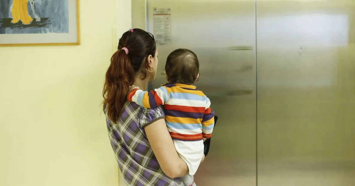 De ce trebuie să plătească locatarii de la parter liftul? Ce spune Legea Asociațiilor