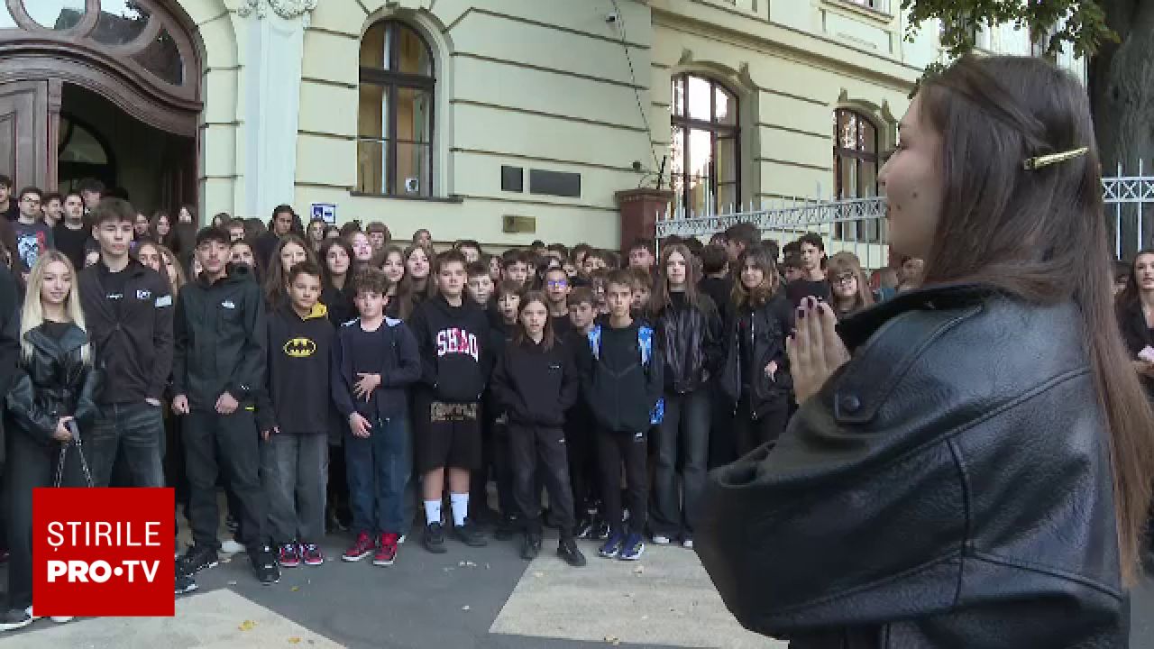 Protest masiv în școli: mii de liceeni au purtat haine negre împotriva uniformelor obligatorii