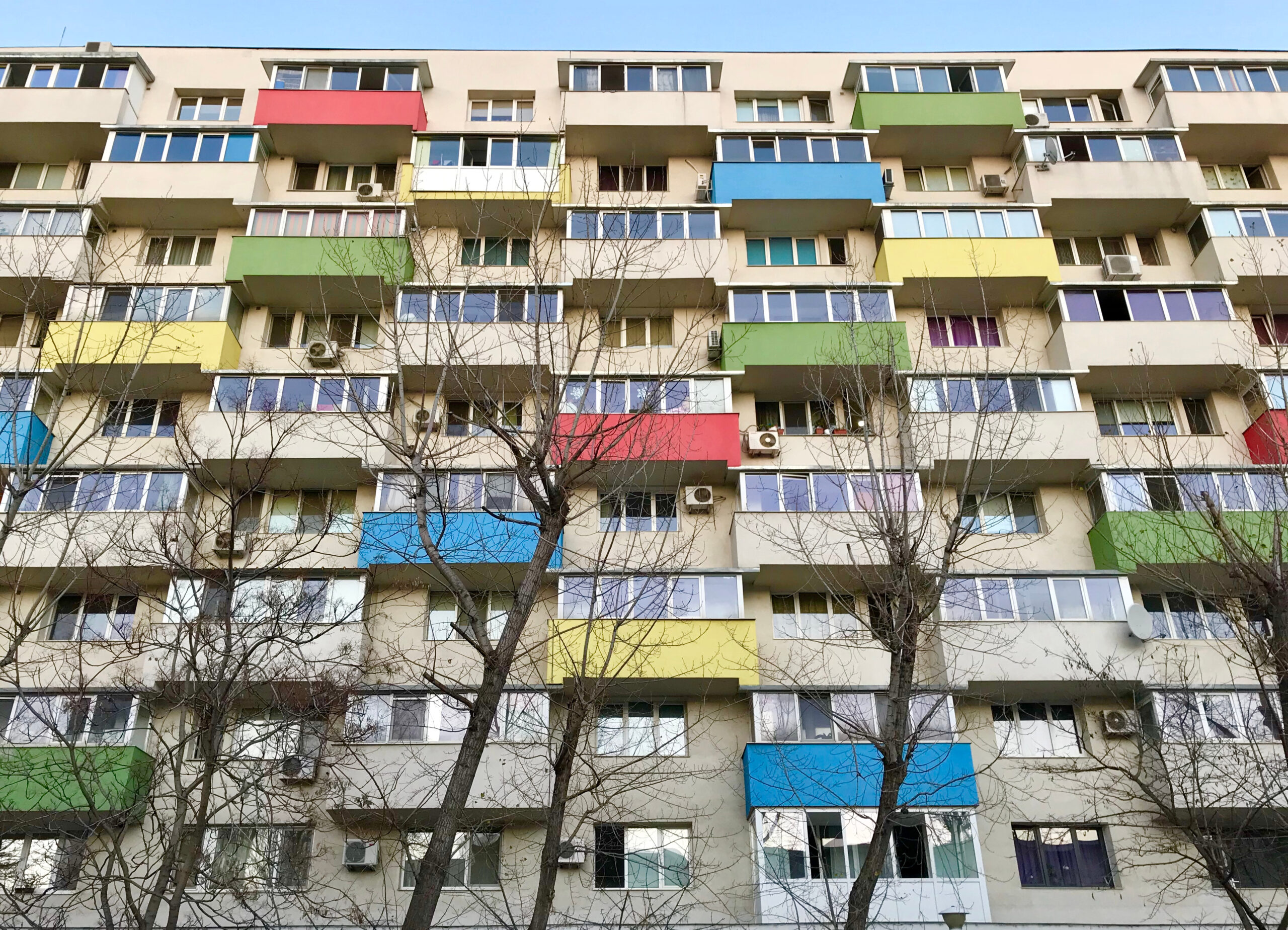 România ocupă primul loc în UE: peste 60% dintre tineri trăiesc în locuințe supraaglomerate