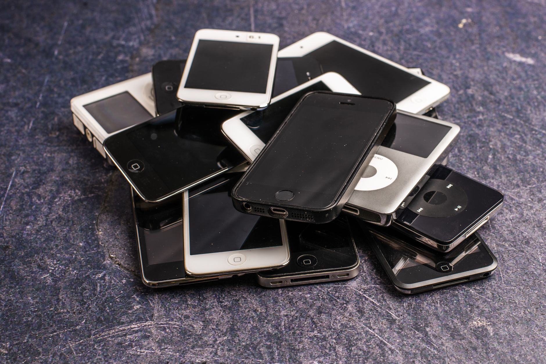 Frauda „Troja”: Peste un milion de telefoane uzate vândute ca noi în România și Europa
