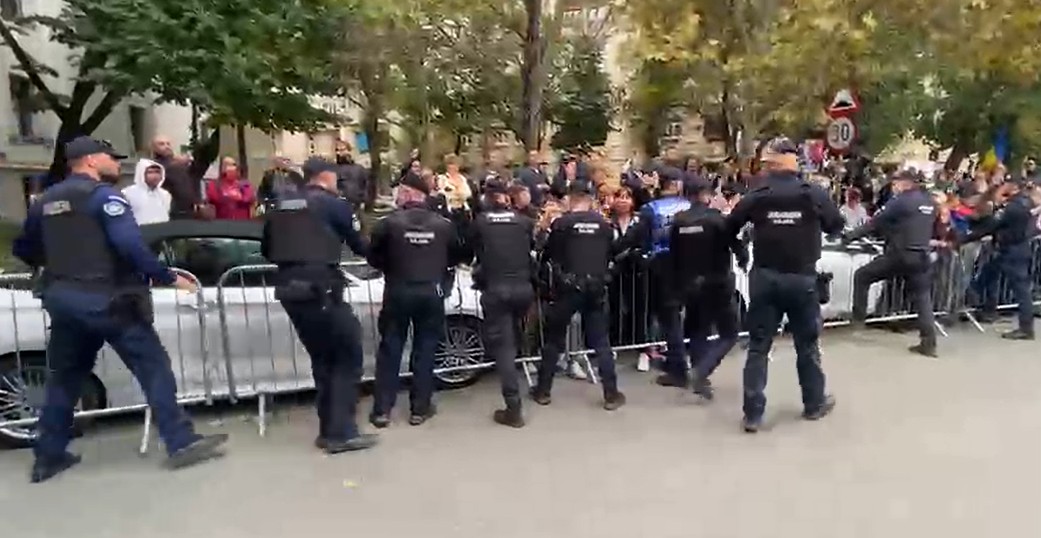 Călin Georgescu a fost arestat preventiv: susținătorii au încercat să rupă gardurile jandarmeriei