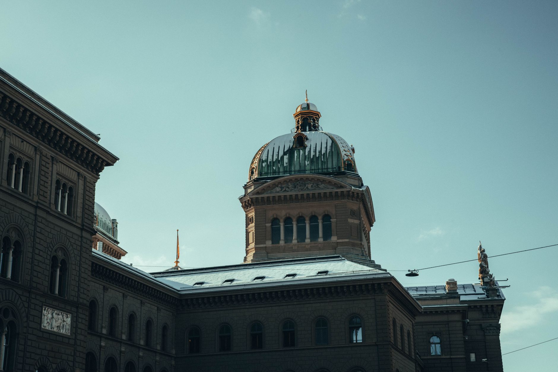 Ombudsmanul European cere Parlamentului să oblige Comisia să raporteze despre legislația de urgență