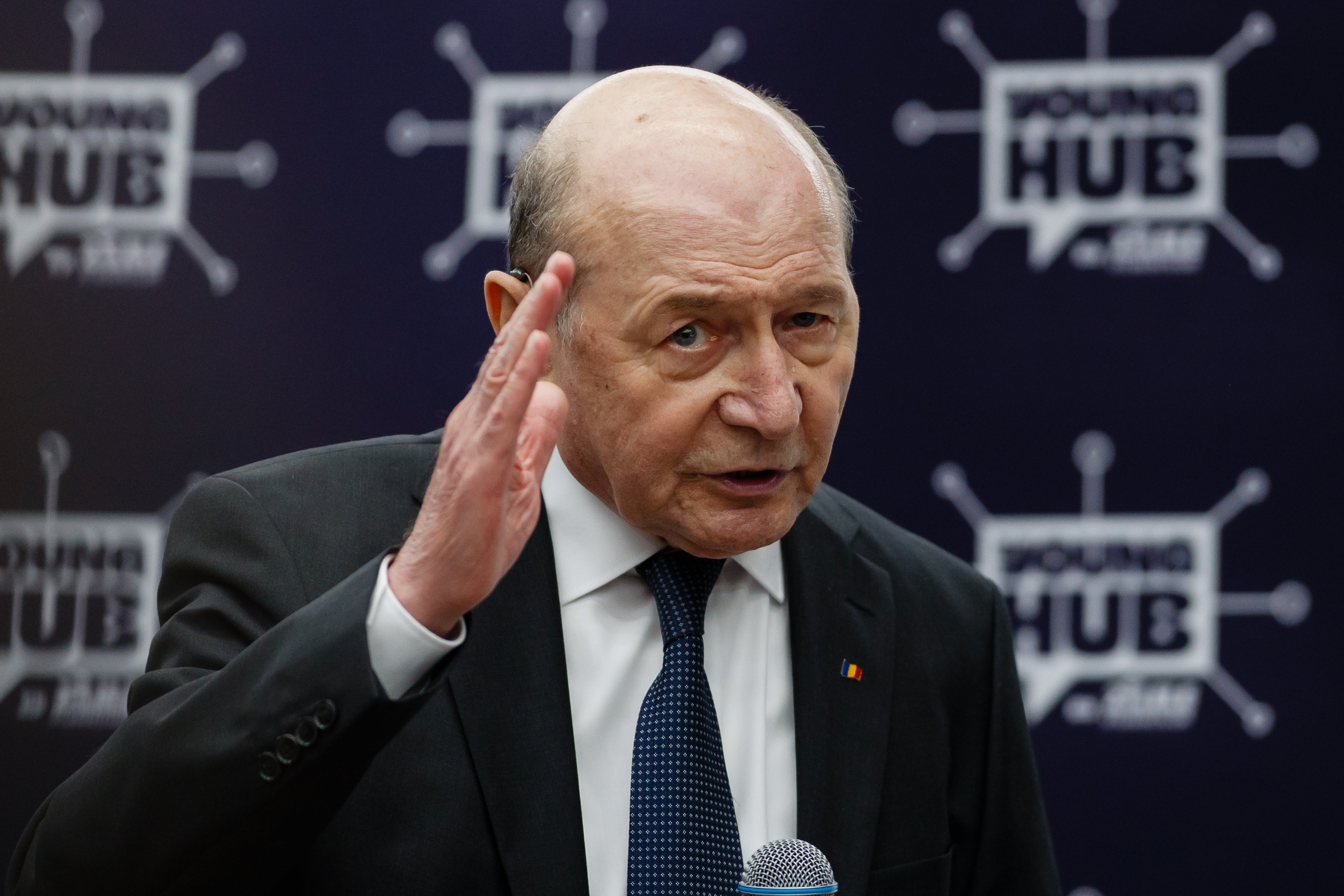 Traian Băsescu critică modul în care a fost arestat Călin Georgescu: „De ce să le pui cătușe la gulerele albe?”