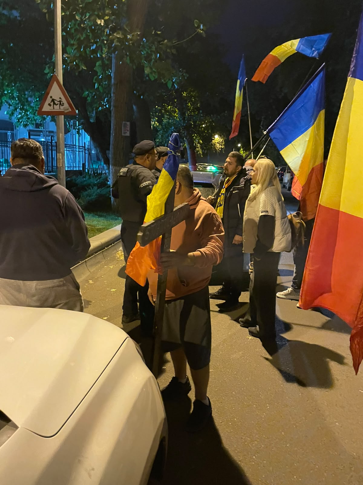 Manifestare în fața arestului lui Călin Georgescu: susținători cer libertatea și un al doilea tur