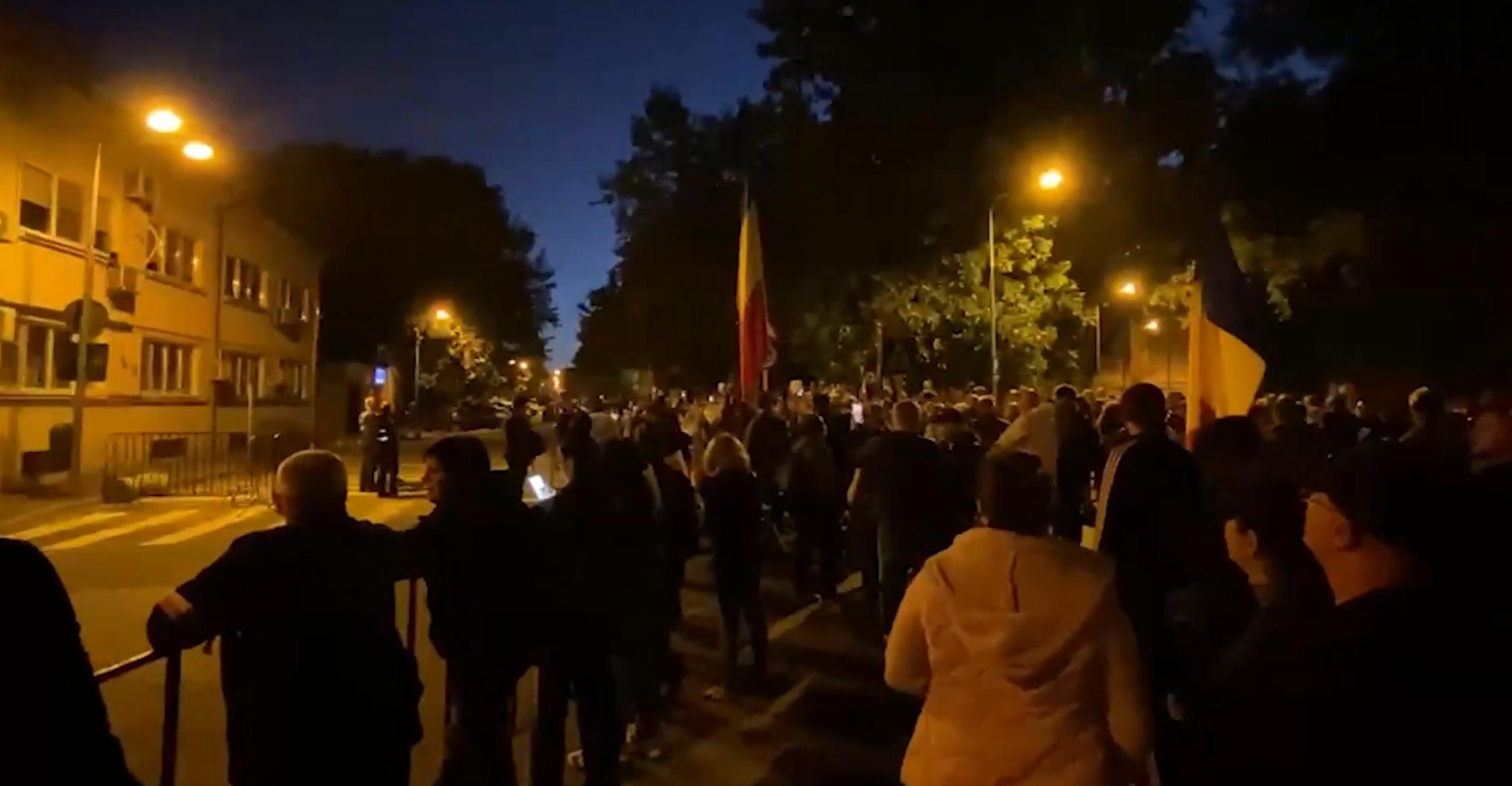Proteste nocturne în fața arestului central: sute de susținători cer eliberarea lui Călin Georgescu
