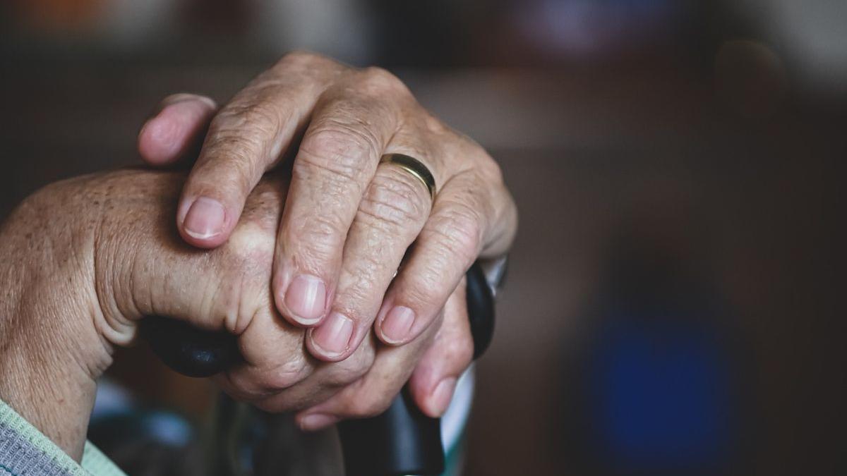 România se confruntă cu o criză a izolării seniorilor: peste un milion de vârstnici locuiesc singuri