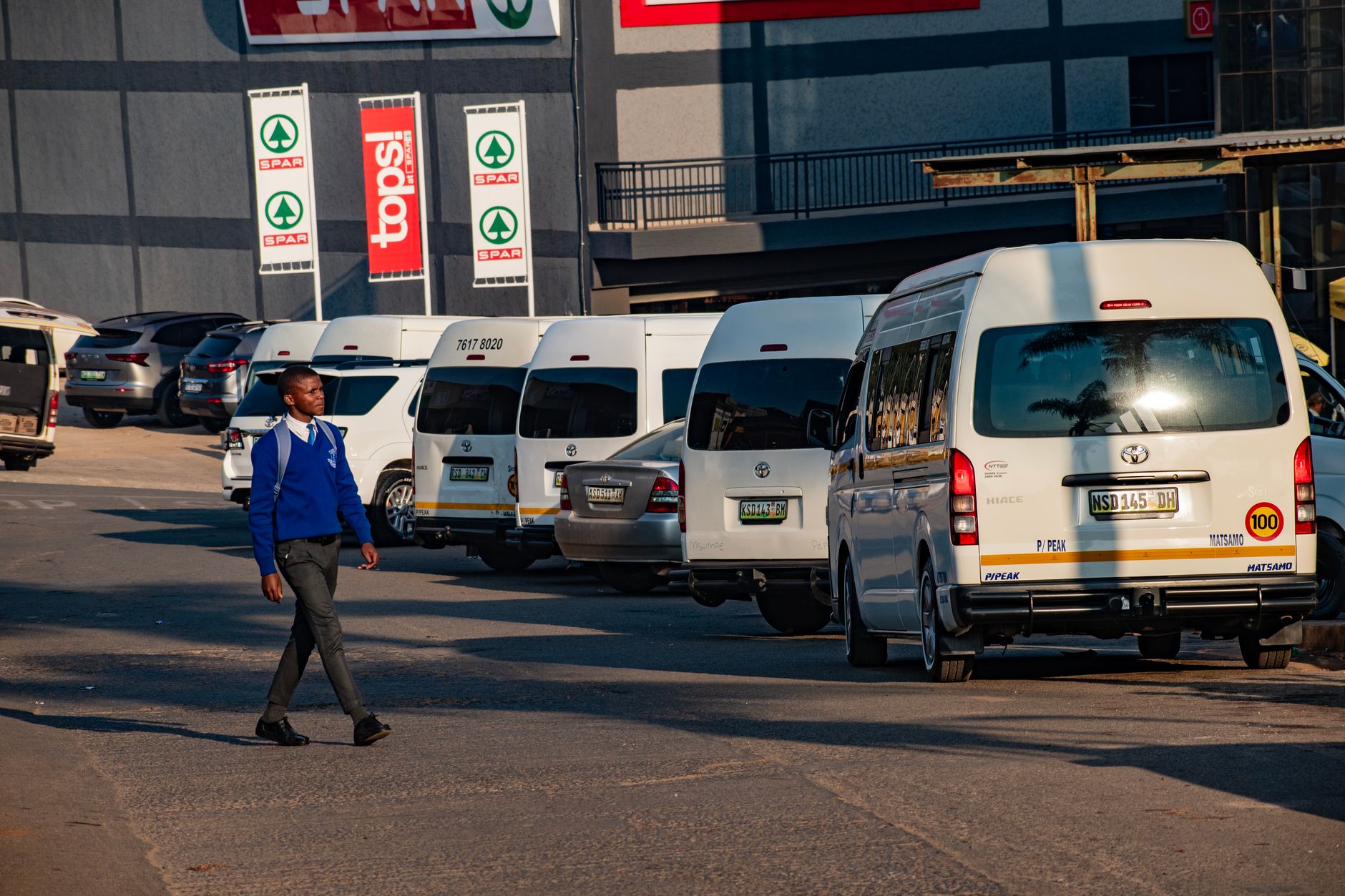 Eșec în Vicovu de Sus: 10 microbuze electrice achiziționate pentru transportul verde stau nefolosite