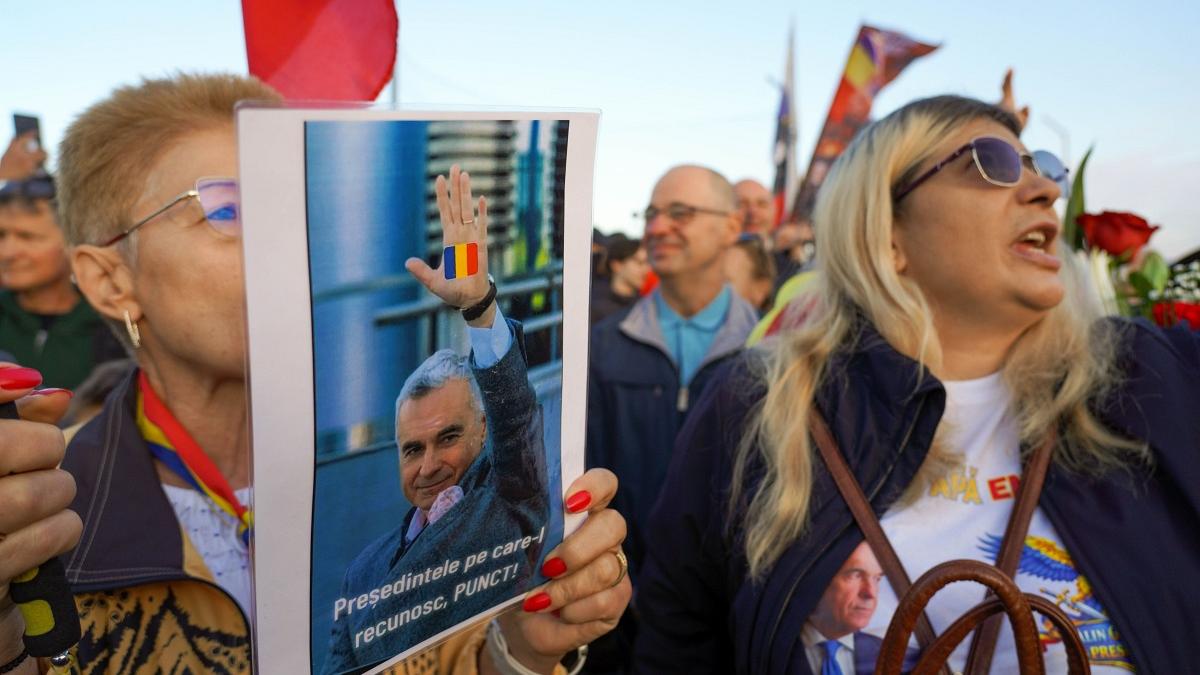 Mobilizare redusă în fața Arestului Central: Susținătorii lui Călin Georgescu au mai puțin număr de protestatari