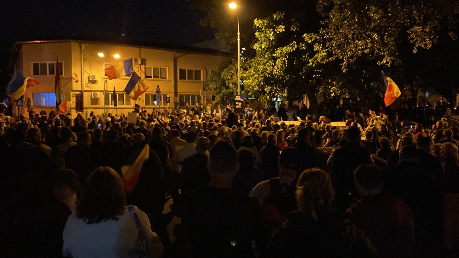 Proteste masive în fața Arestului Central: Peste 600 de oameni cer eliberarea lui Călin Georgescu