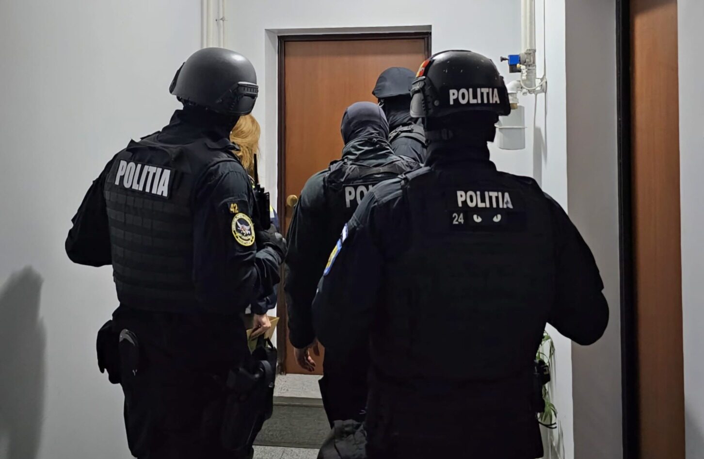 Rețea de tip piramidal pentru trafic de migranți demascată în Caraș-Severin: transporturi cu autotrenuri spre Germania