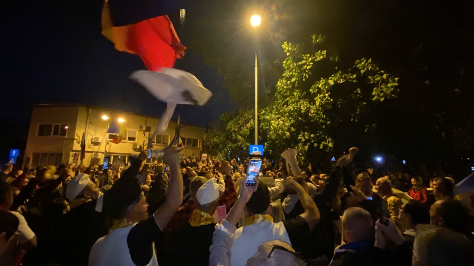 Proteste masive în fața Arestului Central: aproximativ 1000 de persoane cer eliberarea lui Călin Georgescu