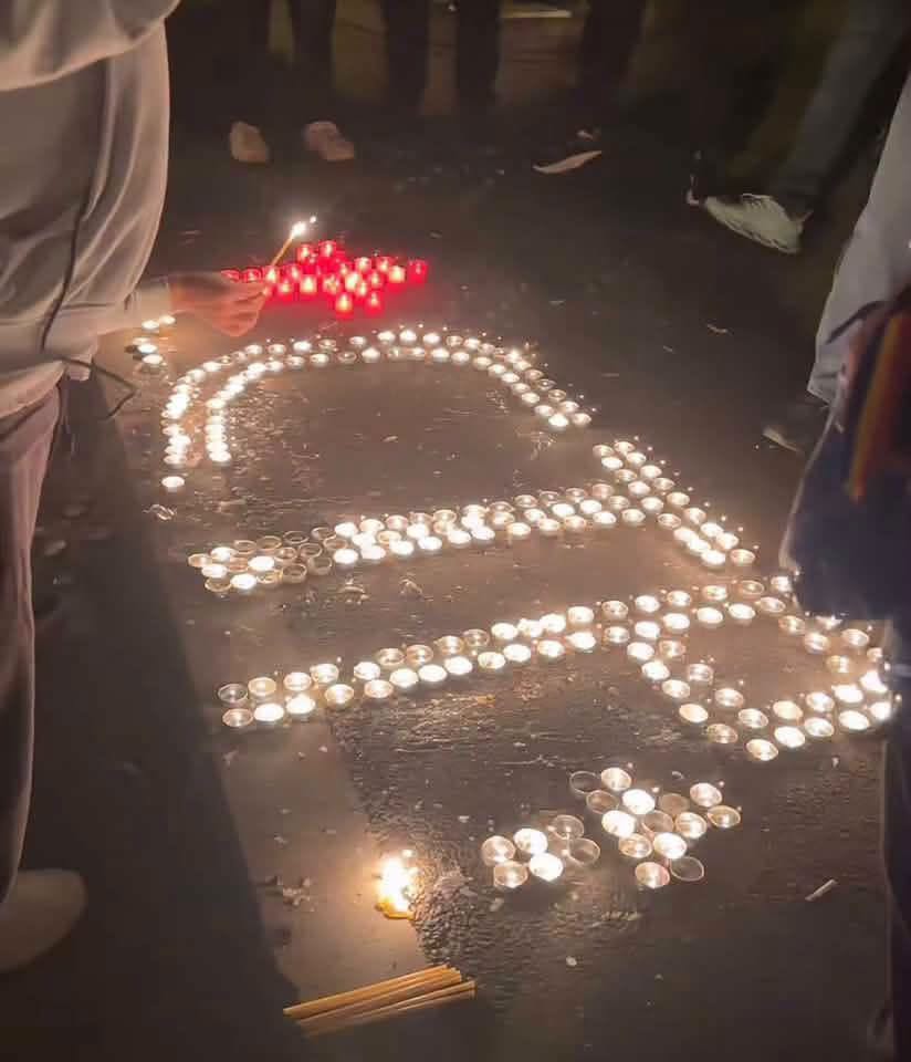 Ritual de moarte în fața Arestului Central: Susținătorii lui Călin Georgescu au aprins lumânări pentru CTP