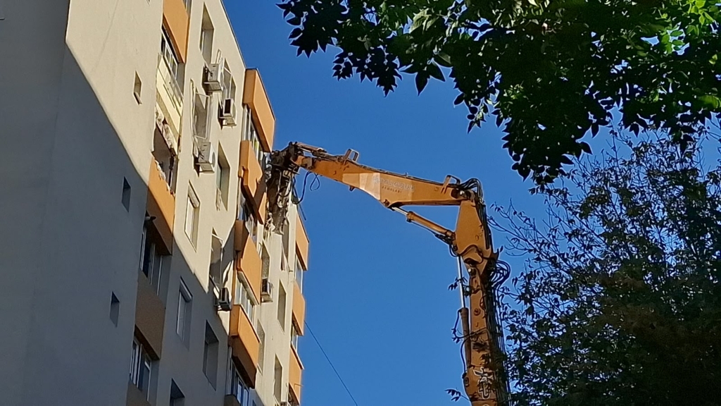Revoltă în Rahova: Proprietarii sunt blocați în fața demolării blocului distrus de explozie