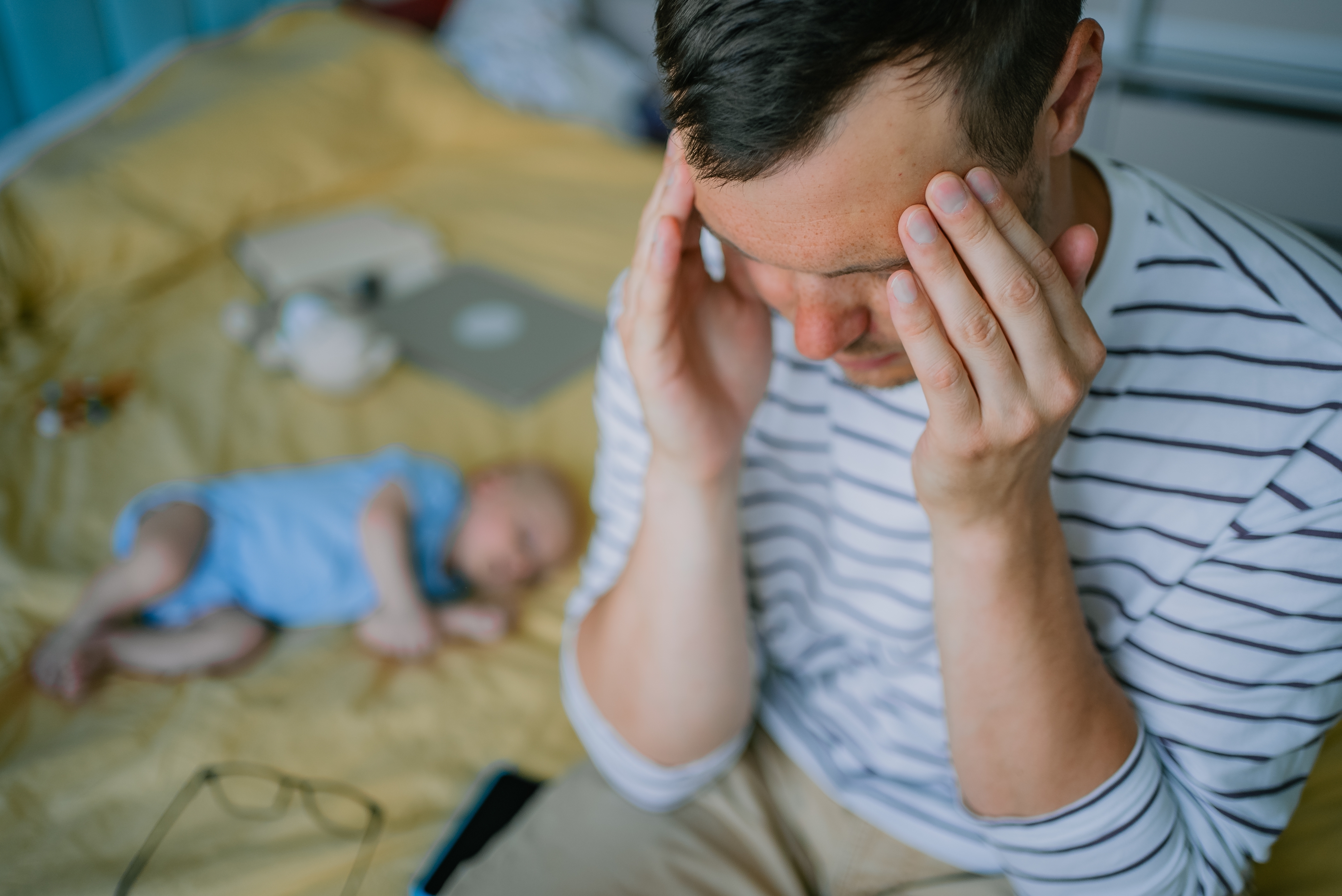 Burnout-ul parental la bărbați: presiunea financiară și rolul de părinte pot duce la epuizare profundă