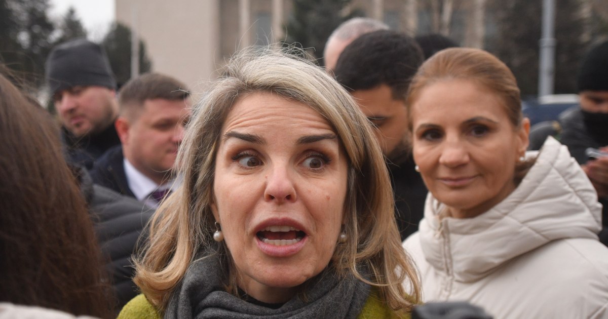 Călin Georgescu este adus la DIICOT pentru percheziție informatică. Soția sa este audiată ca martor