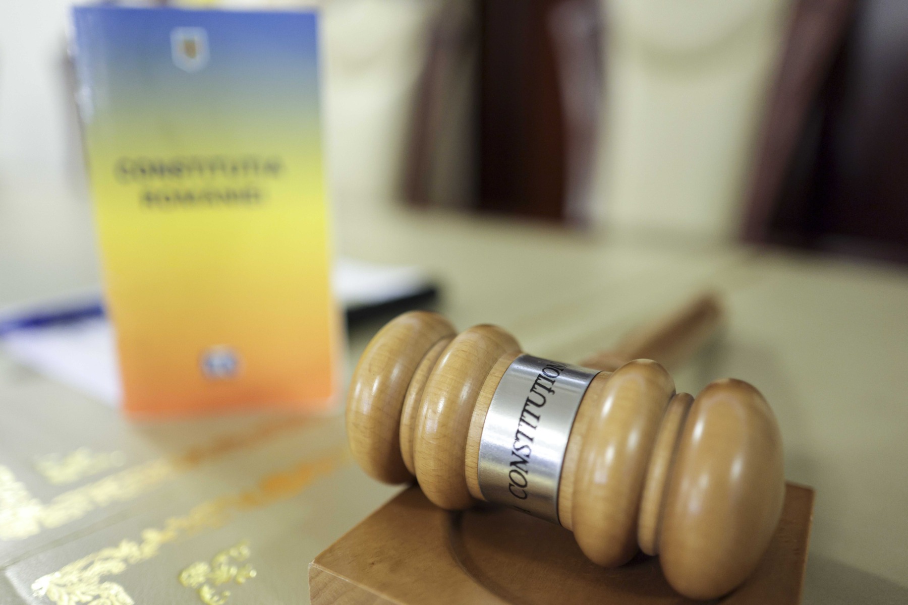 Decizia CCR: Funcționarii publici pot candida la funcții de demnitate fără a renunța înainte la post