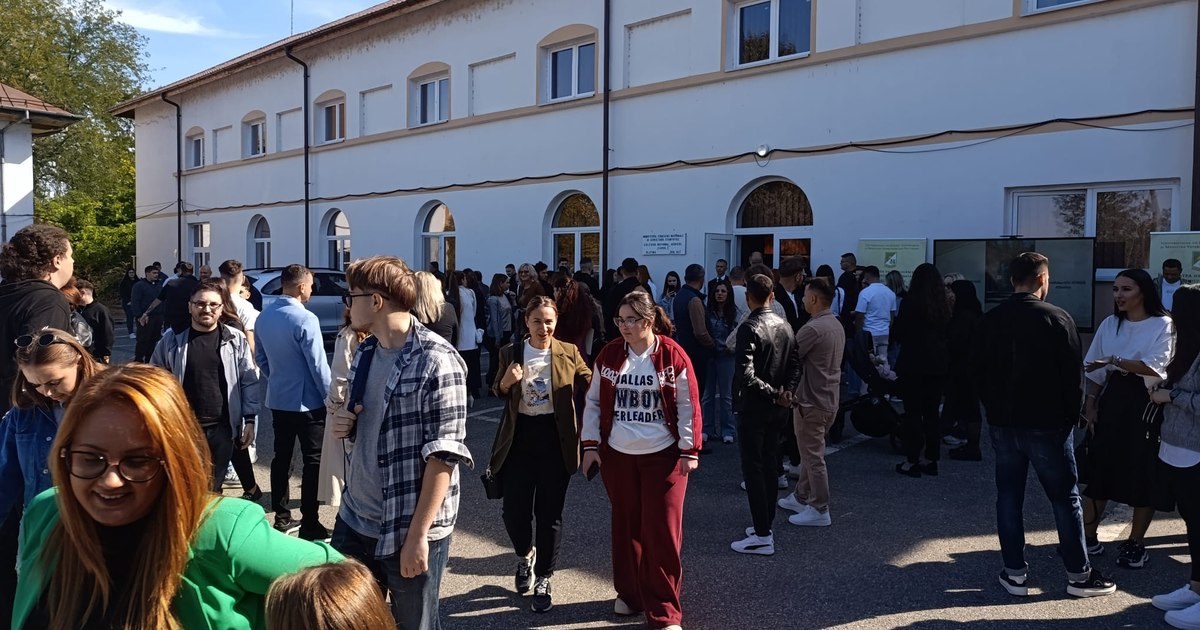Tendință în educație: tot mai mulți studenți aleg facultățile de lângă casă în detrimentul orașelor mari