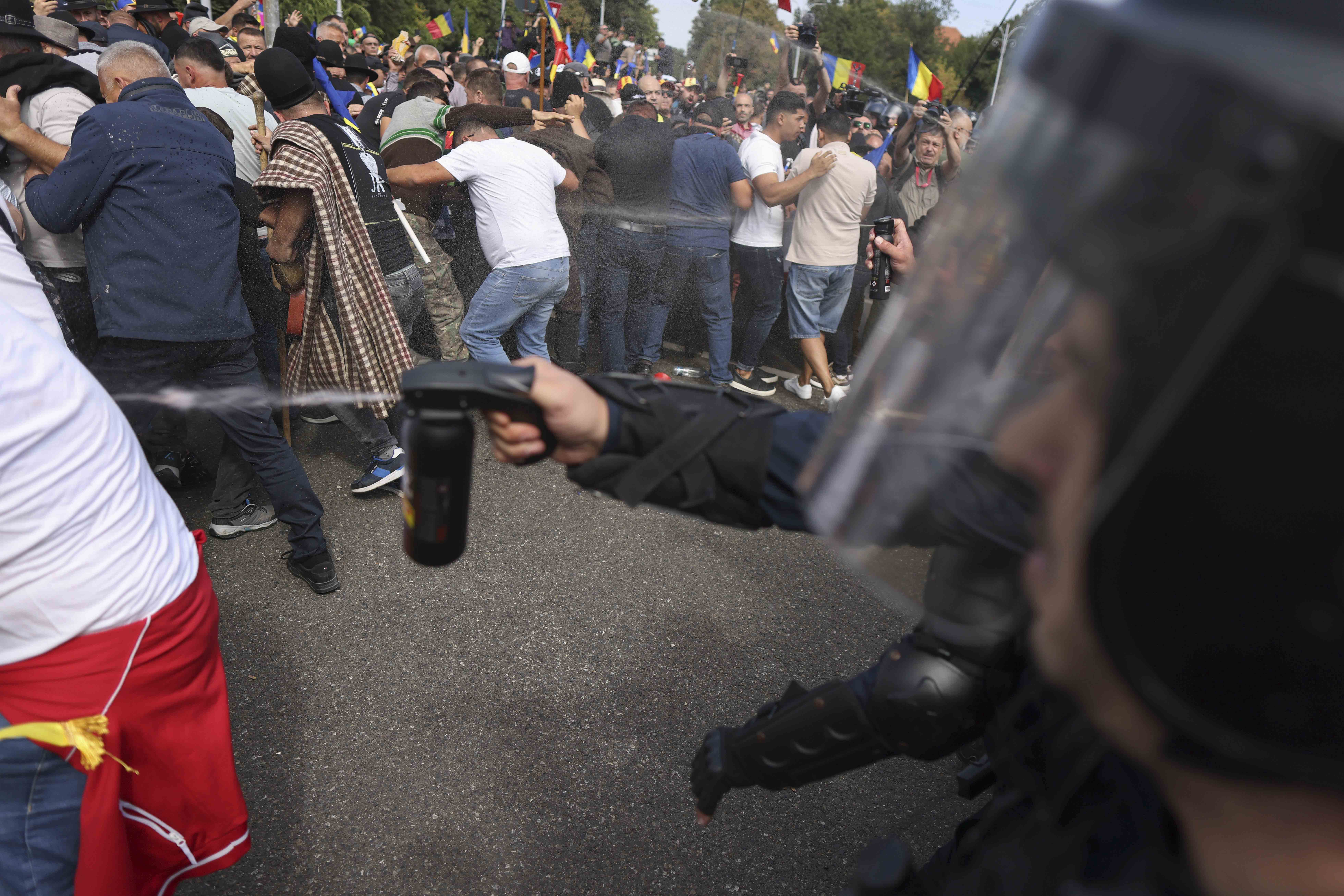 Ofansivă juridică în dosarul protestului din Piața Victoriei: 21 de mandate de aducere și percheziții masive
