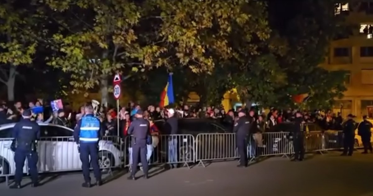 Simpatizanții lui Călin Georgescu protestează în fața Arestului Central, în timp ce acesta este audiat de DIICOT