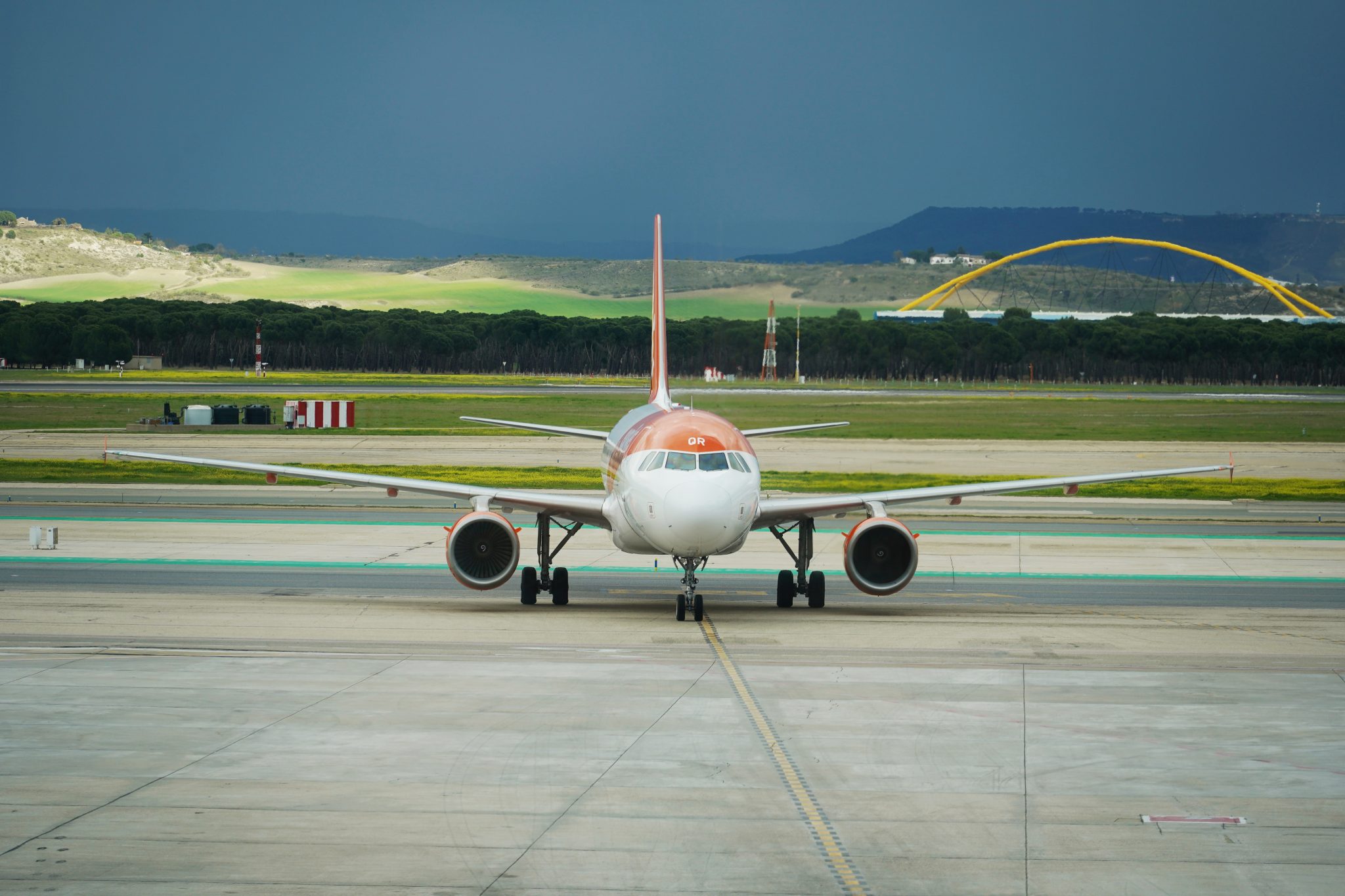 CJUE impune reguli stricte pentru companiile aeriene: deciziile de trafic nu scutesc de plata despăgubirilor