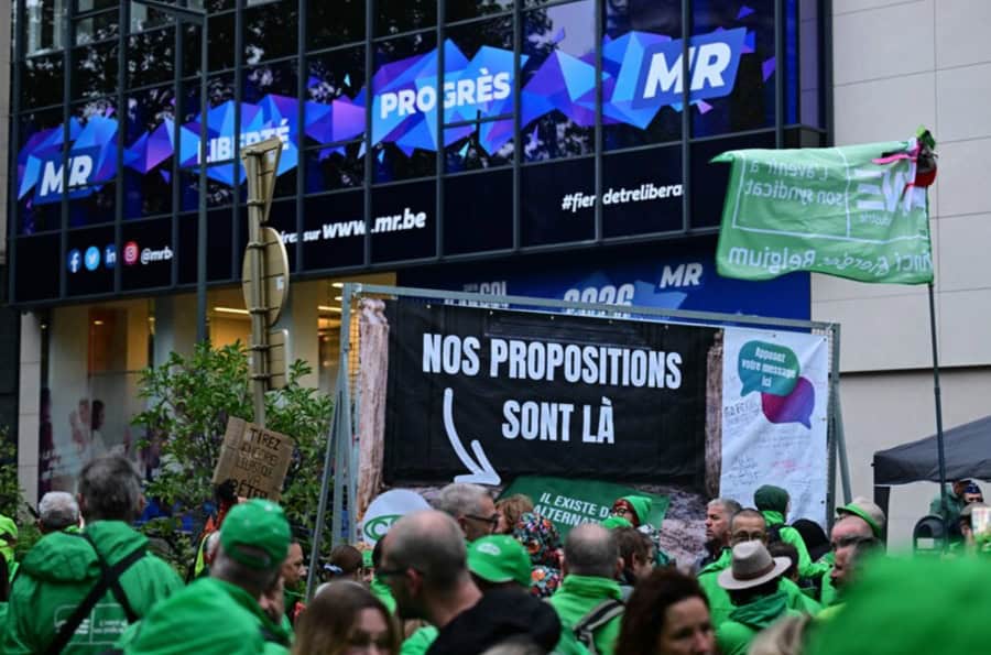 Haos la Bruxelles: Proteste violente și greve în scopul oprirea tăierilor bugetare din 2027