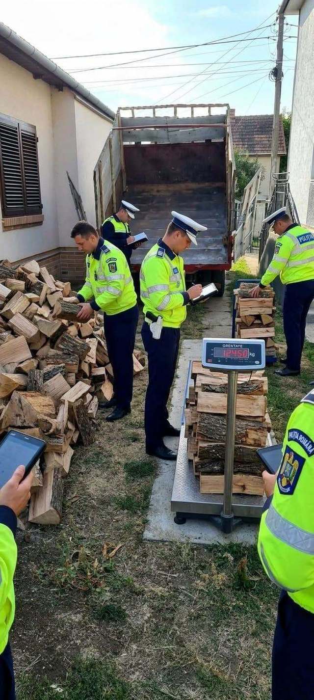 Controversă la IPJ Satu Mare: Polițiștii sunt obligați să cântărească lemnele pentru încălzire
