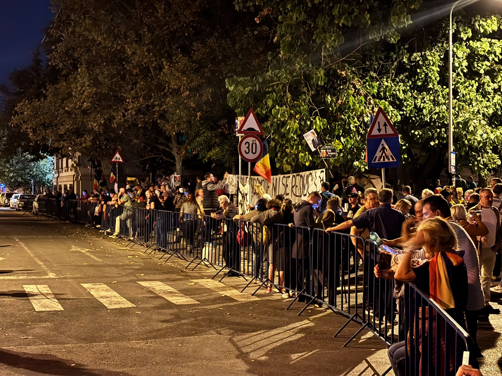 Proteste continue în fața Arestului Central în a unsprezecea noapte de detenție a lui Călin Georgescu