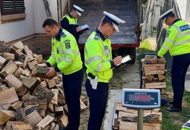Scandal la IPJ Satu Mare: Polițiștii sunt obligați să cântărească lemnele de foc pentru încălzire