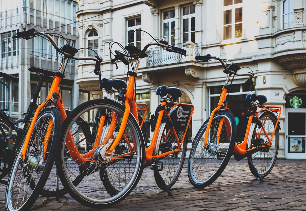 Scandal în Bacău: Investiție de milioane de lei în parcări de biciclete, aproape nefolosite, și dosar la DNA