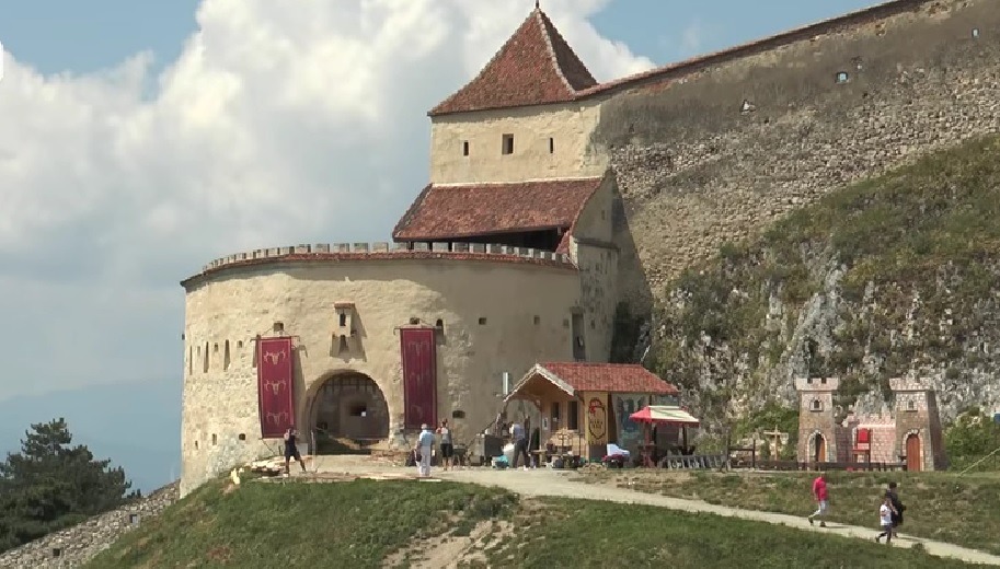 Cetatea Râșnov rămâne închisă încă ani de zile: licitația pentru restaurare a fost contestată