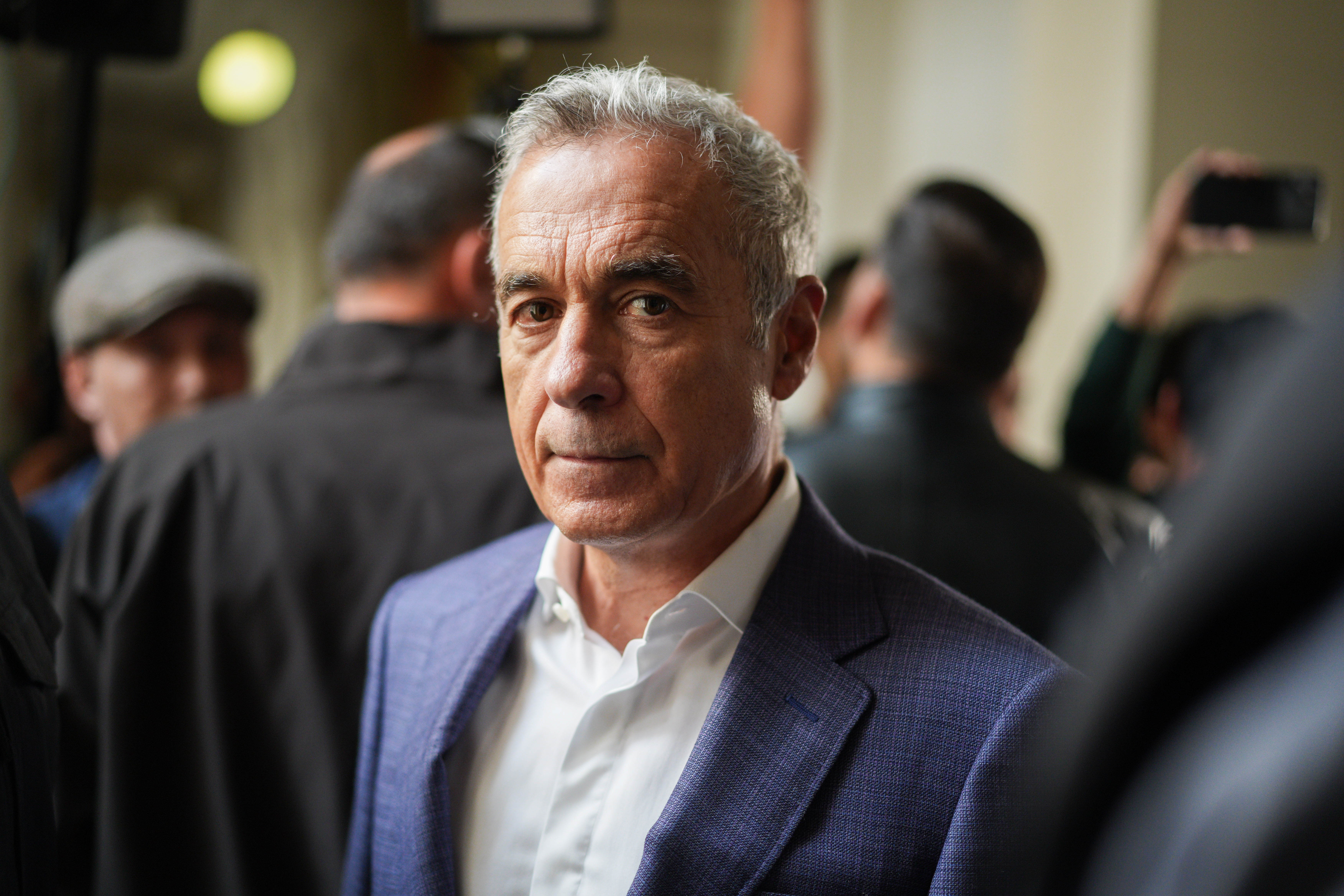 Călin Georgescu are o zi decisivă în instanțe: percheziții la DIICOT și cerere de eliberare