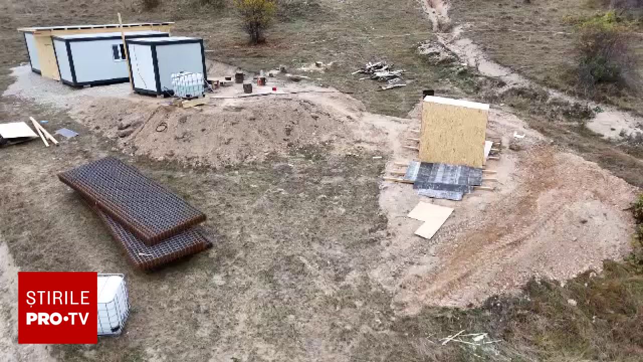 Șantier ilegal în pădurea din Râșnov: ziduri de beton și drumuri cu barieră ridicate fără autorizații