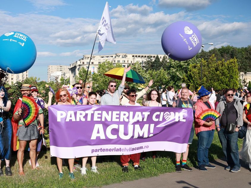 Taxa pe demnitate: Cum obligă statul român cuplurile să plătească zeci de mii de lei pentru drepturi de bază